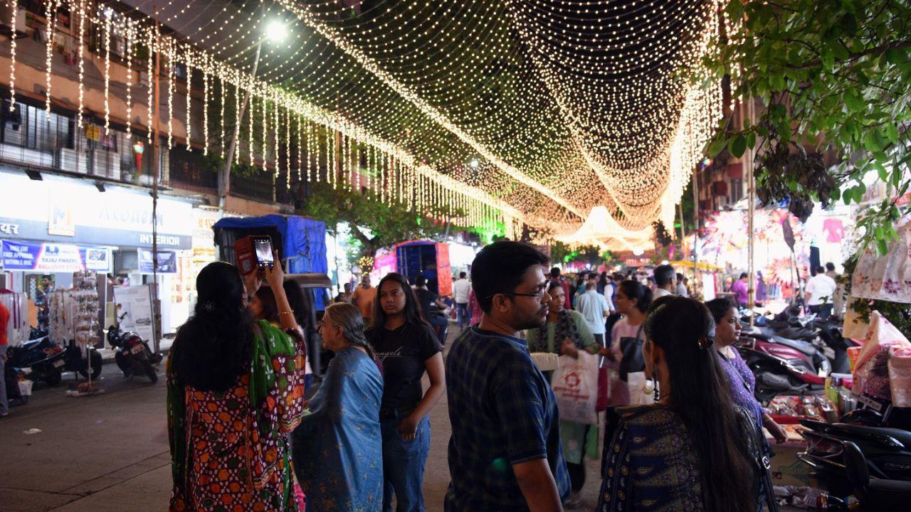 Shoppers keenly explore various sizes and designs of diyas, seeking the perfect additions to illuminate their homes during the festival.