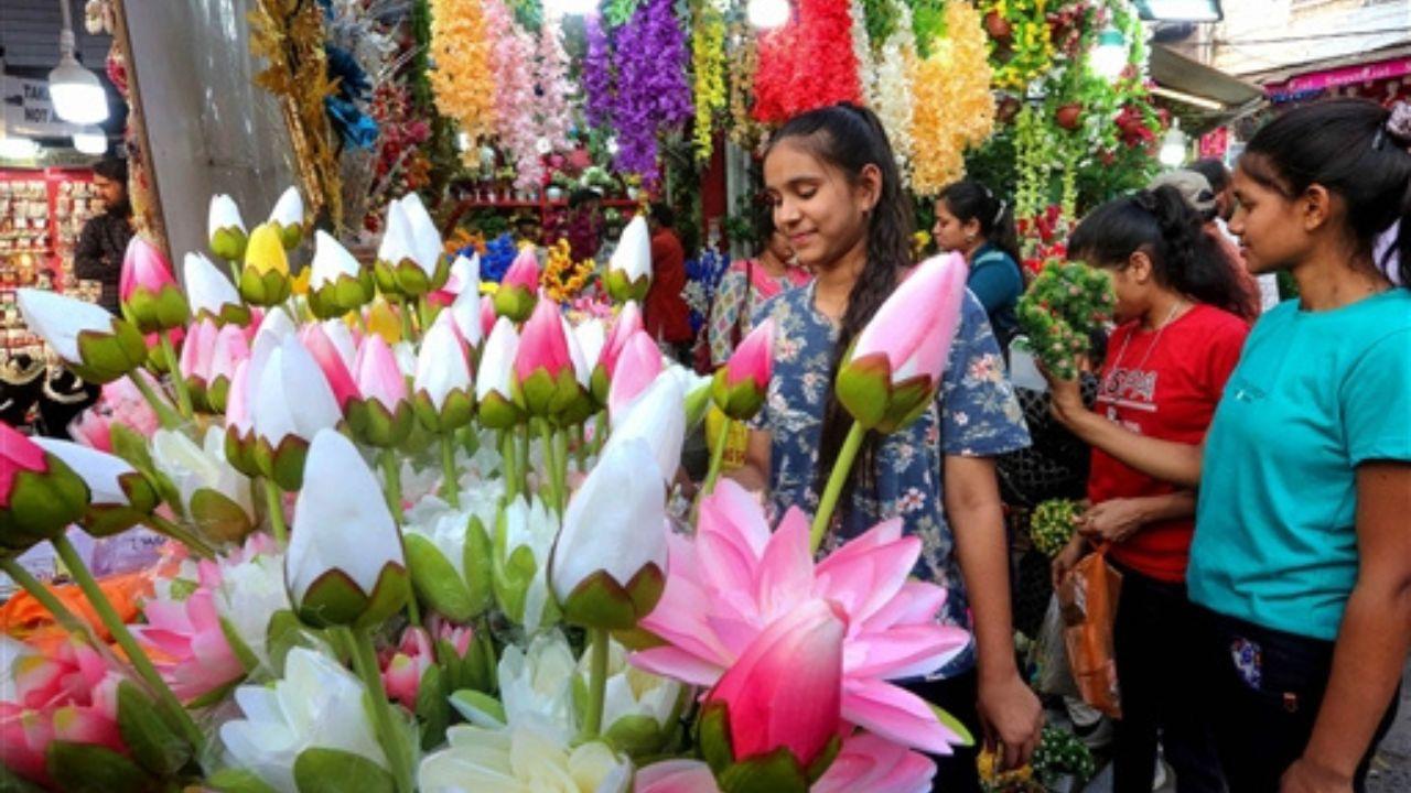 The market becomes a melting pot of cultural celebration as families and friends gather to make collective choices for their Diwali decorations. 