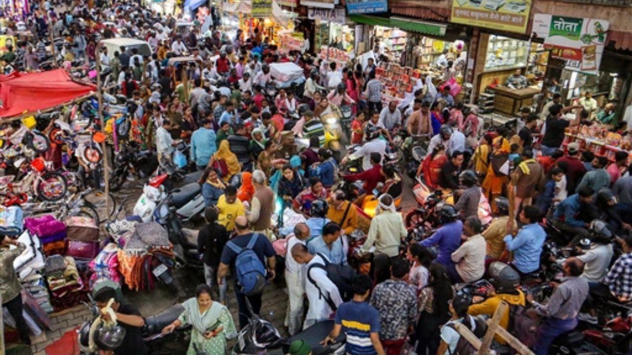 In addition to the visual spectacle, the market echoes with the sounds of bargaining and laughter as shoppers engage with local vendors. 