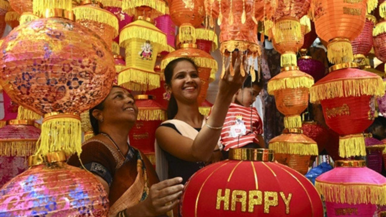 The market, adorned with an array of decorations, becomes a sensory delight, amplifying the festive spirit that encapsulates Diwali.