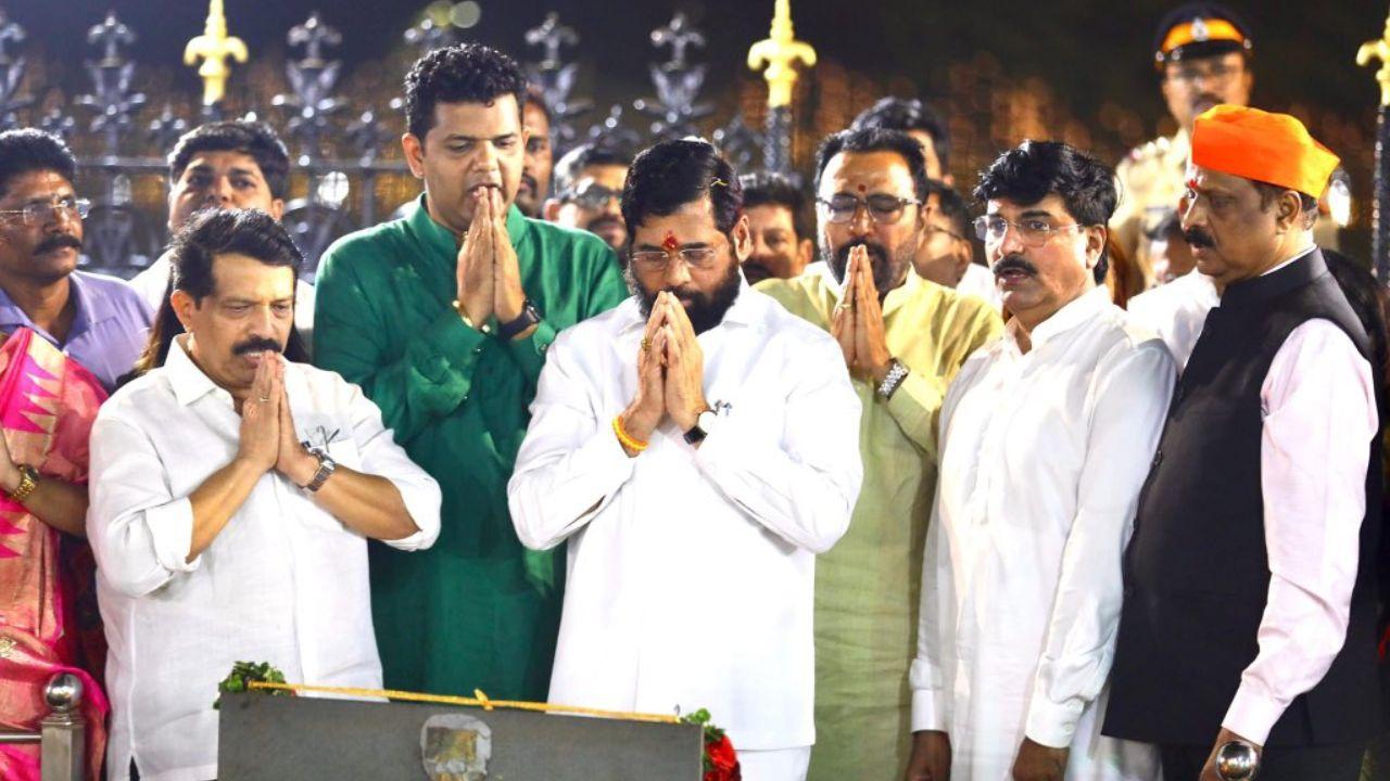 Shiv Sena spokesperson, Krishna Hegde, said the Chief Minister has made it a tradition to pay tribute a day before Bal Thackeray's death anniversary to avoid conflicts.