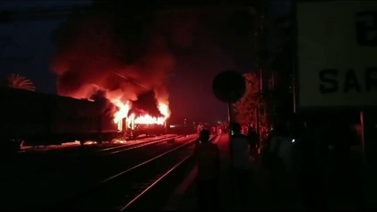 Twenty-one people were injured in a fire in a coach of a passenger train early Thursday, just hours after a blaze in an express train in Uttar Pradesh's Etawah district. Pics/ Agencies:: Text/PTI