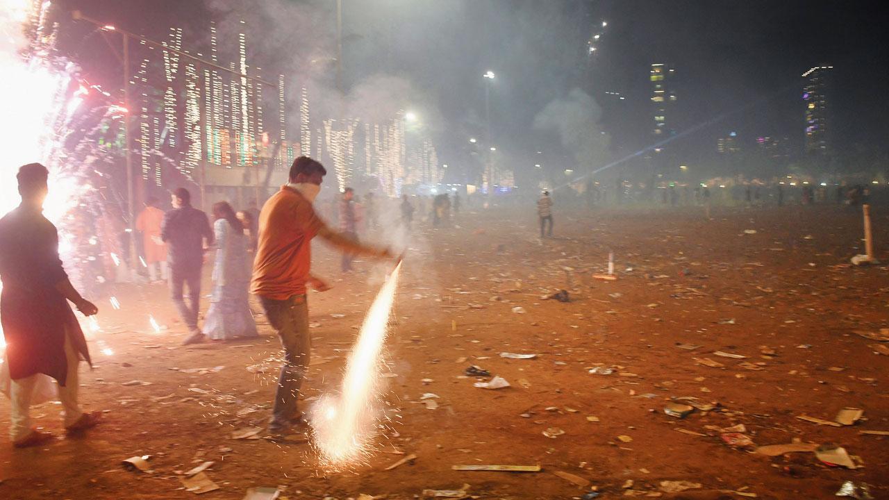 Firecrackers are burst at Shivaji Park on October 26, 2022. Pic/Ashish Raje