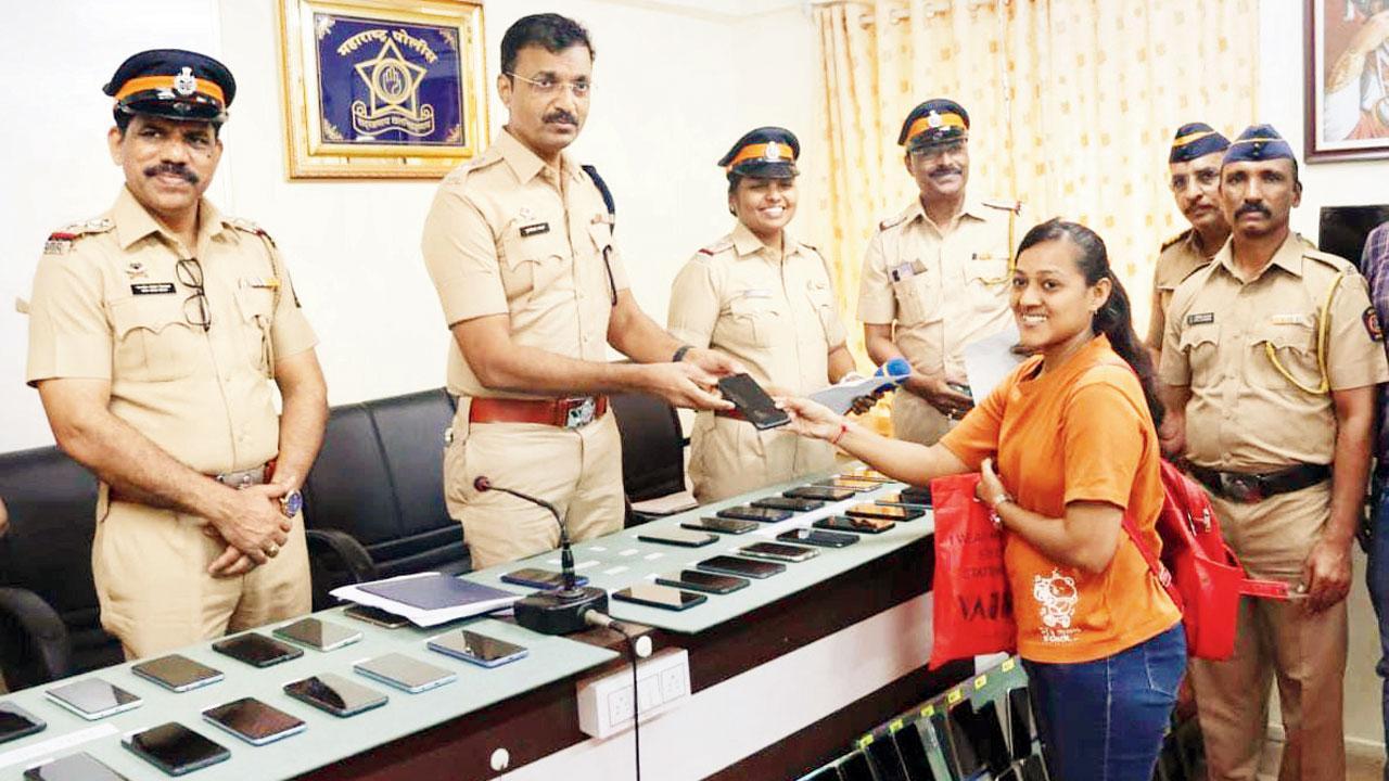 Mumbai: Ghatkopar police recover 165 lost and stolen phones