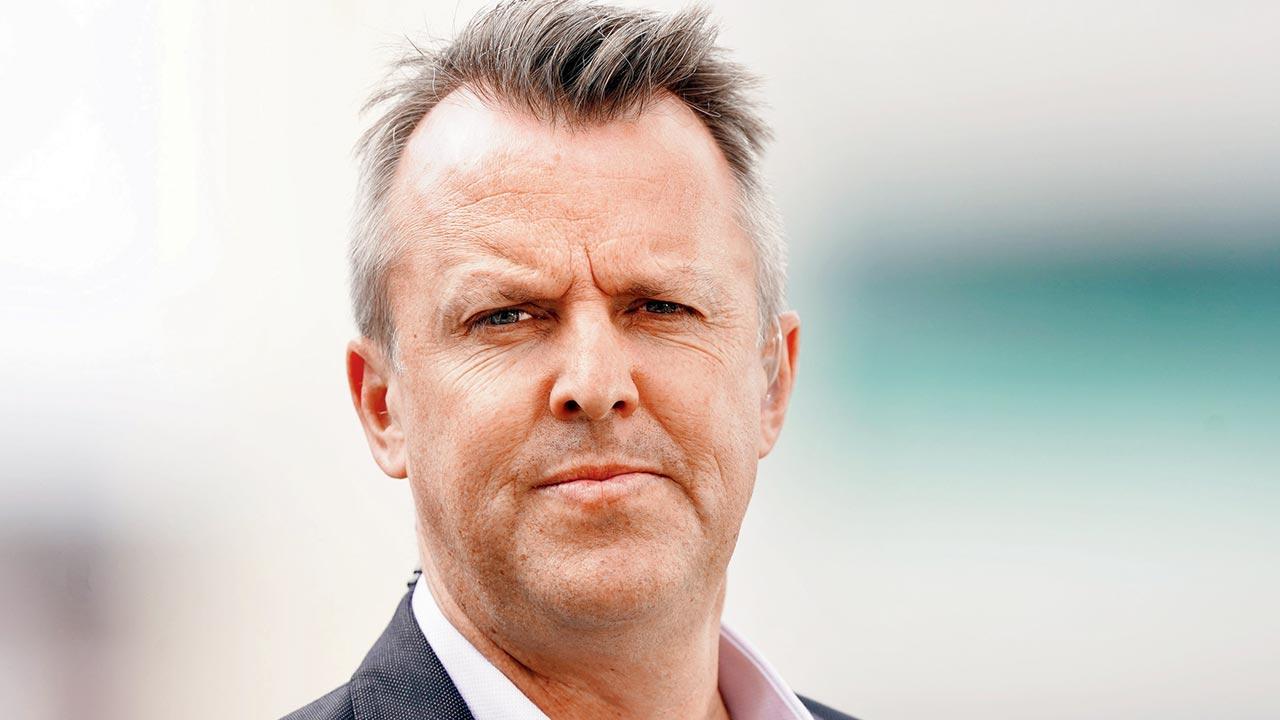 Graeme Swann helping England spinners ahead of India tour