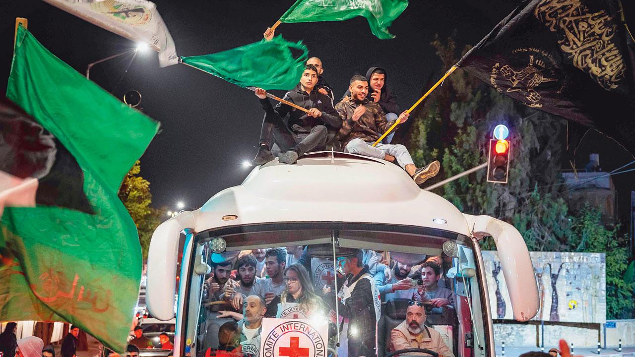 A crowd surrounds a bus carrying Palestinians prisoners released from Israeli jails