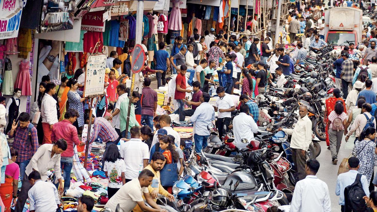 Mumbai: Hawkers outside Dadar station to stay till Diwali