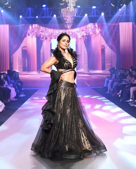 Hina nailed the traditional avatar as she walked the ramp for Archana Kochhar at Times Fashion Week