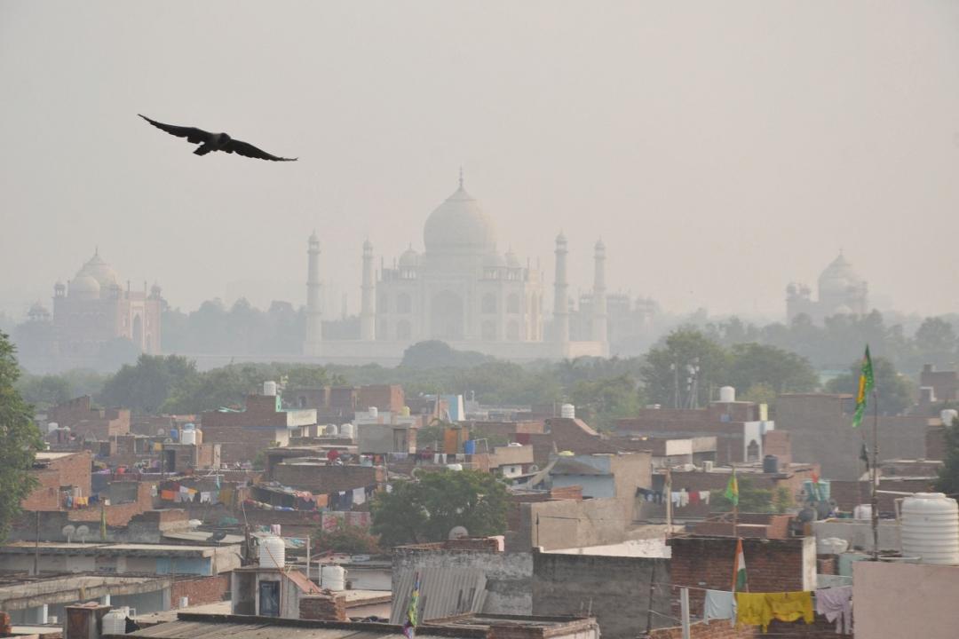 Taj Mahal disappears under blanket of smog with surge in air pollution levels