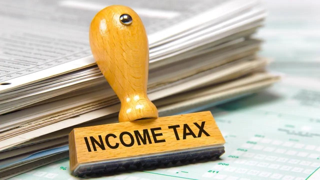 Income Tax dept conducts searches at Telangana Congress candidate Laxma Reddy's residence