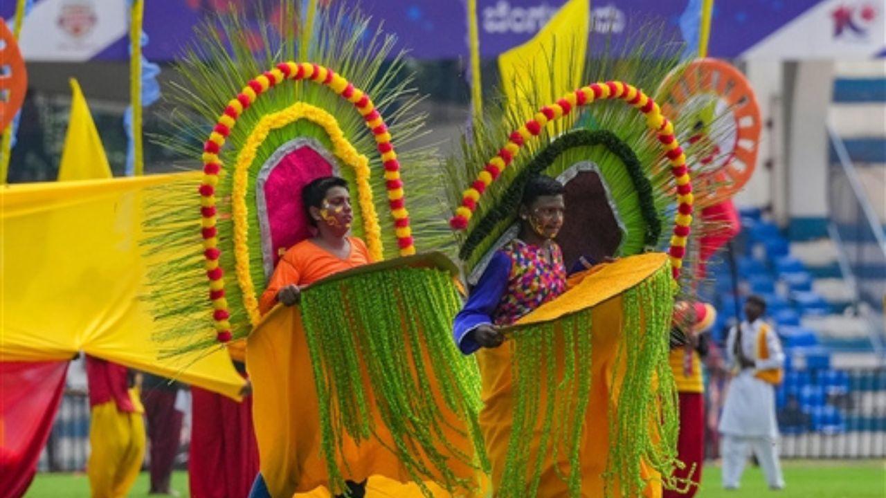 He observed the underlying necessity to converse in Kannada; he said people should be proud of their language and culture so that those coming to Karnataka should feel the necessity to learn this language.