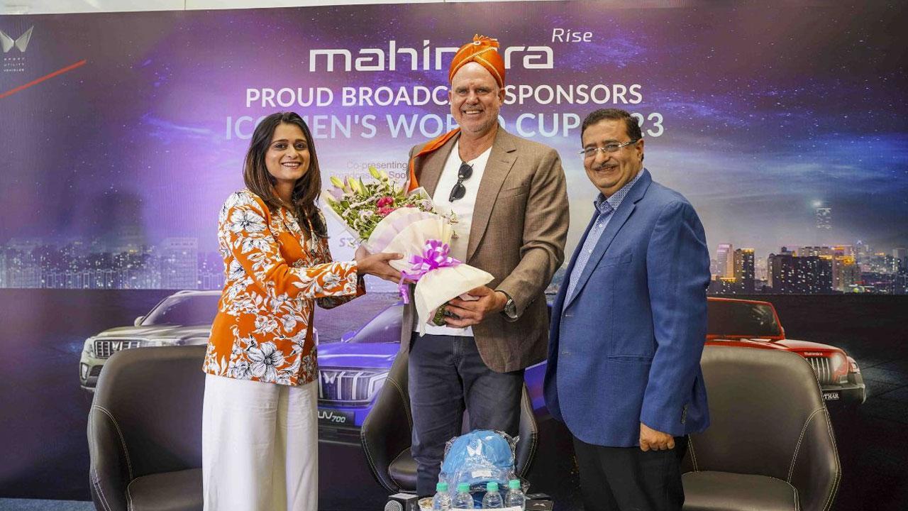 Matthew Hayden for the first time in Thane at Mahindra Modi Showroom