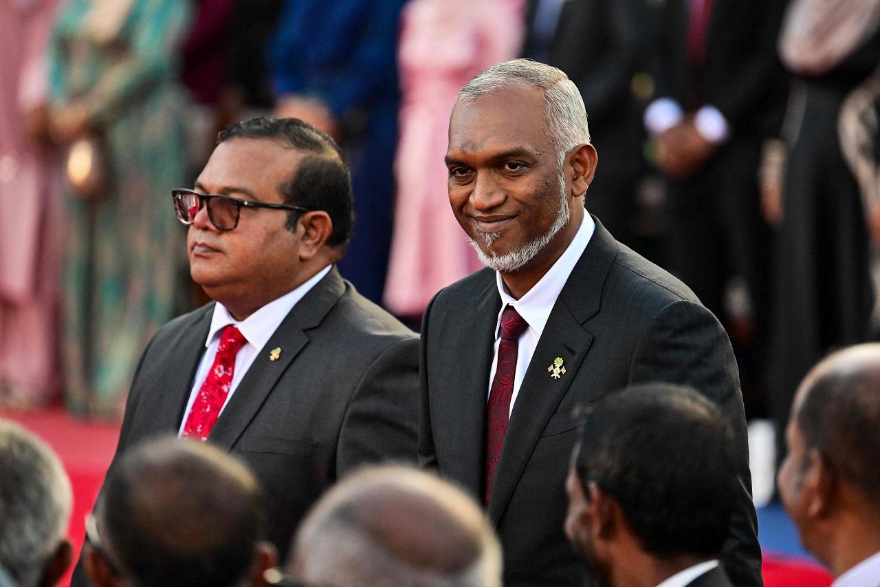 Senior officials from the outgoing and the new administrations and parliamentarians were also in attendance at the ceremony, alongside 1,000 members of the general public, according to the Sun newspaper