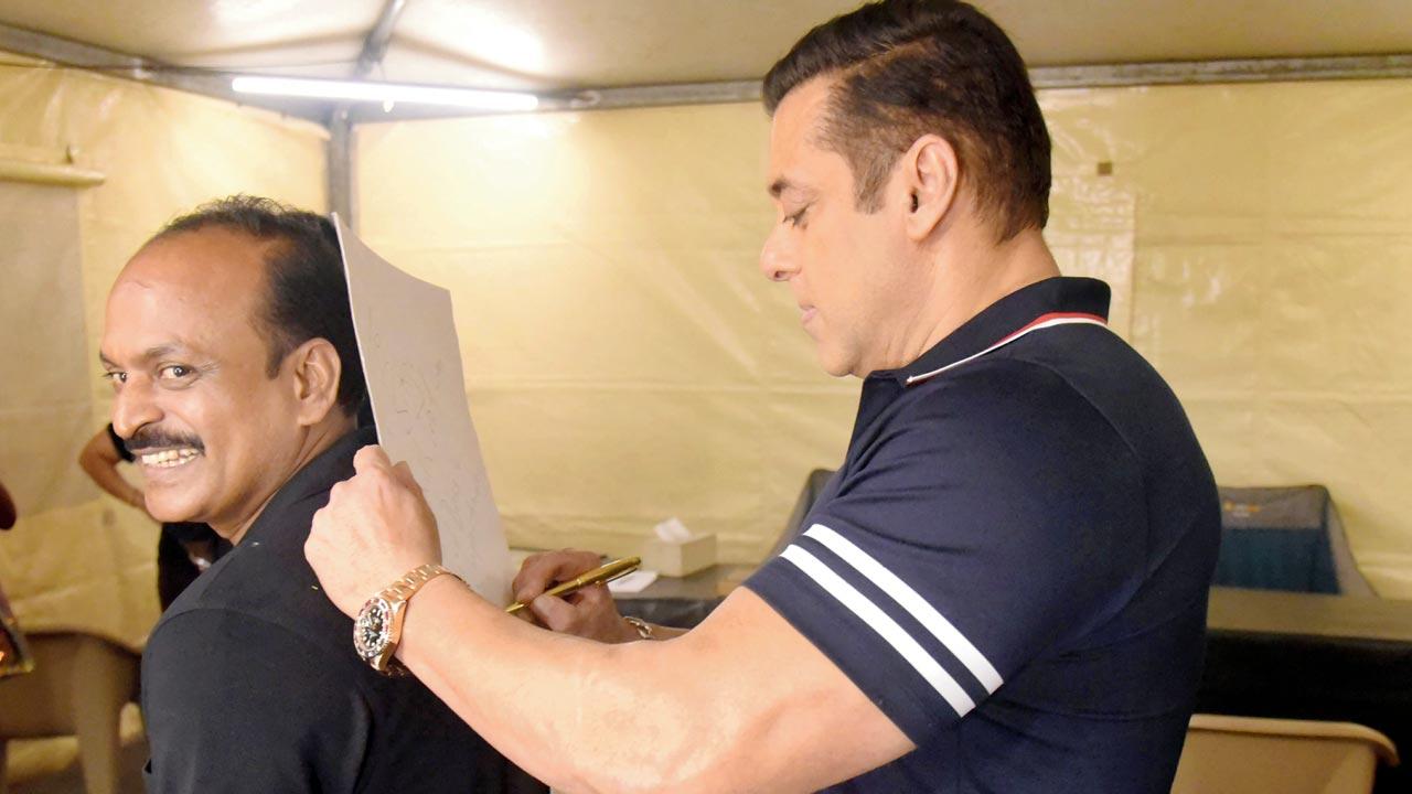 Last week, Salman Khan took time out from promoting his latest film, Tiger 3, to meet Birju Shaw. The star spent time with his fan, signed a special autograph and accepted a collector’s edition book from him. Pics/Rane Ashish