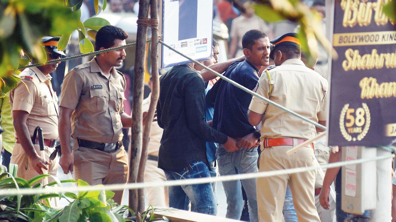 A pickpocket seems to be arguing with the cops after being caught in the act outside Mannat House on Thursday. Pic/Sameer Markande