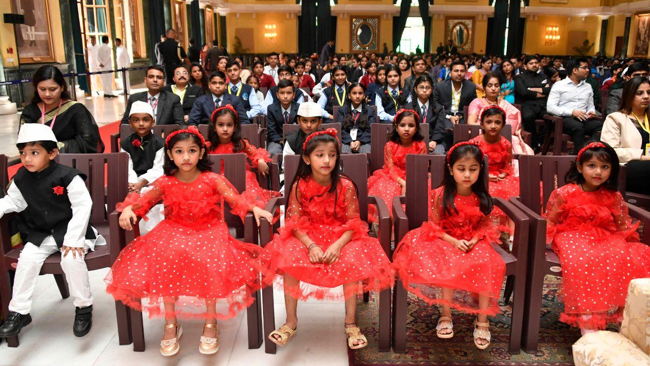Advocating the reading of biographies of great personalities, she highlighted their role in inspiring children and preparing them to face life's challenges.