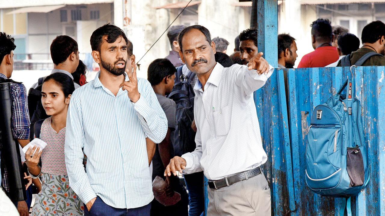 Mumbai: Chaos at Dadar station prompts city commuter to become 'rail doot'