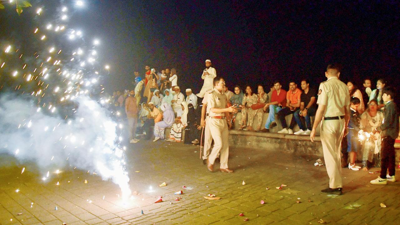 Mumbai: 806 flouting Bombay HC’s cracker directive booked by cops