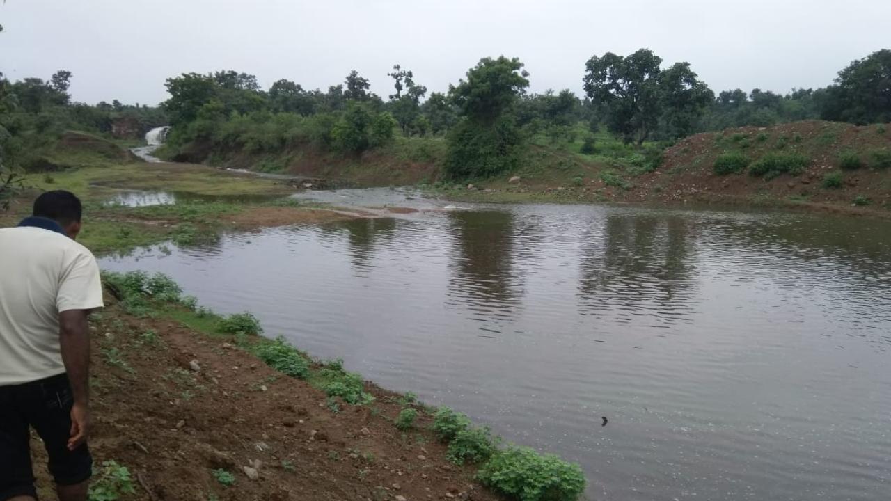 “The overflowing dams, as well as the heavy outflow of the river water, made it impossible to store for a longer duration. The water capacity dripped until December ended, and then water was scarce during the summer season,” said Ravindra Rathod, 29, a farmer from Kapra village in Yavatmal