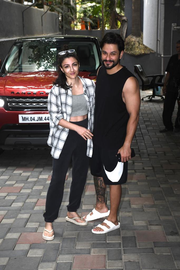 Kunal Khemu and Soha Ali Khan posed for the paparazzi as they went out about in the city