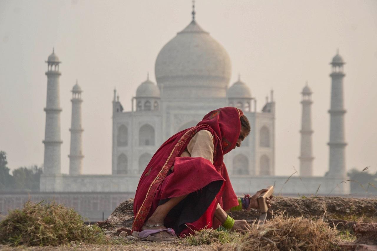 Built-in Agra between 1631 and 1648 by order of the Mughal emperor Shah Jahan in memory of his favourite wife, the Taj Mahal is a jewel of Muslim art in India and one of the universally admired masterpieces of the world's heritage