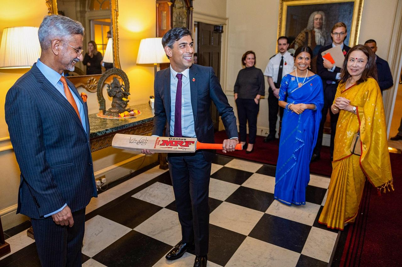 Jaishankar along with his wife, Kyoko Jaishankar met with the UK PM and presented him a Lord Ganesha Statue and a cricket bat signed by Indian batting great Virat Kohli