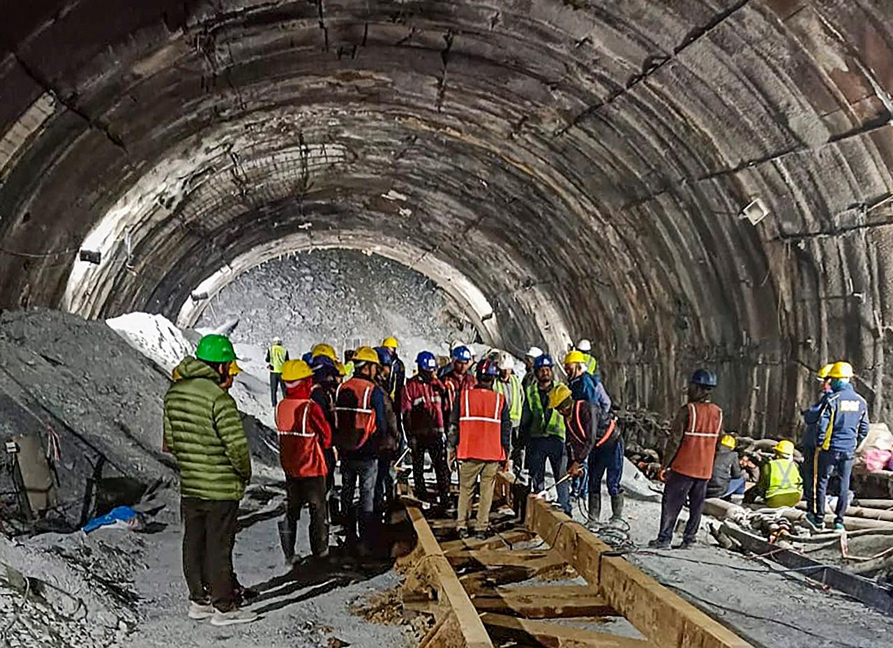 Rescuers had prepared a platform for the auger drilling machine to insert large-diameter steel pipes into the debris-filled tunnel, that aims to create a passage through which labourers could be brought out safely