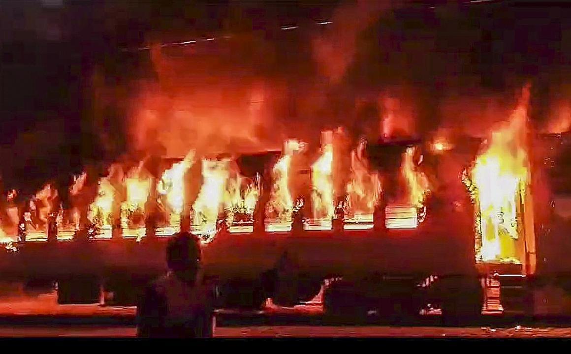 Uttar Pradesh: Fire breaks out in two coaches of New Delhi-Darbhanga Express near Etawah