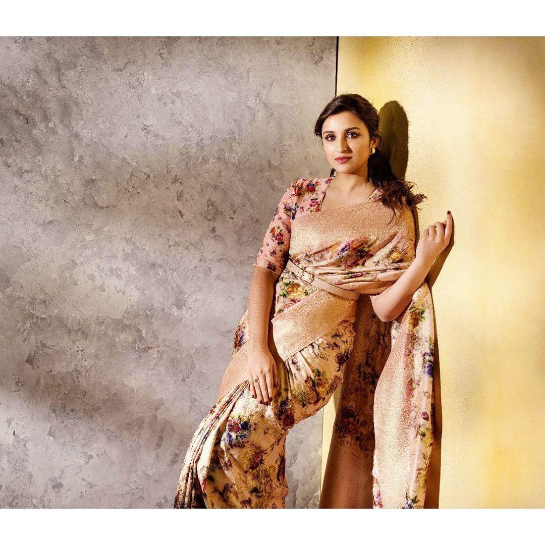 This Diwali, give yourself a chance to shine with Parineeti Chopra's stunning cream saree printed with contrasting red colours. The actress looked even more gorgeous by adding a belt to the ensemble