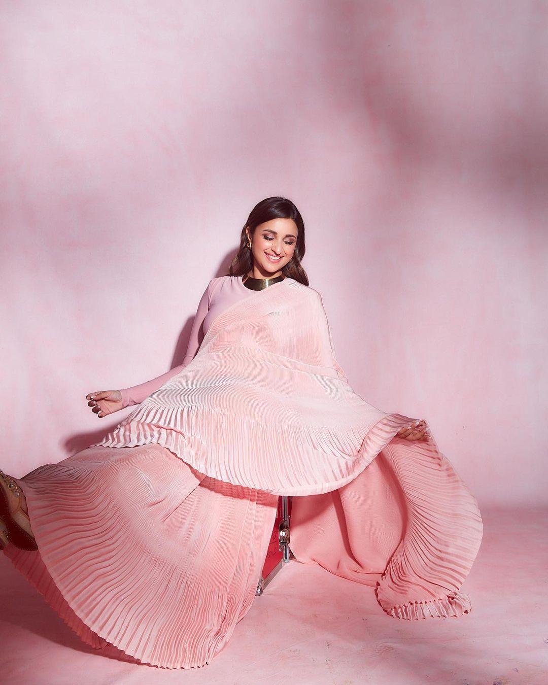 Sometimes, simplicity is what makes you stand out. Parineeti's light pink saree paired with stunning contrasting jewellery will leave you breathless. This appearance of the actress will be perfect to slay your festive look