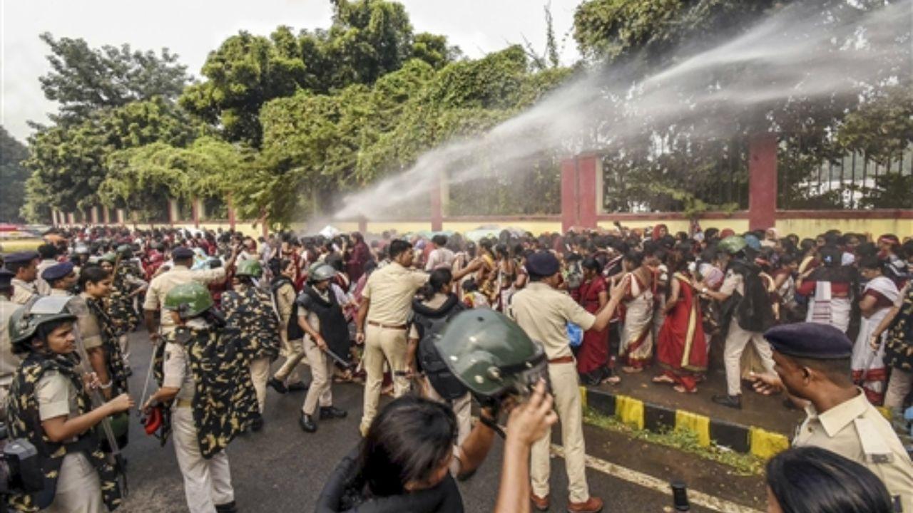 Bihar Police use water cannons to disperse Anganwadi protesters demanding honorarium hike