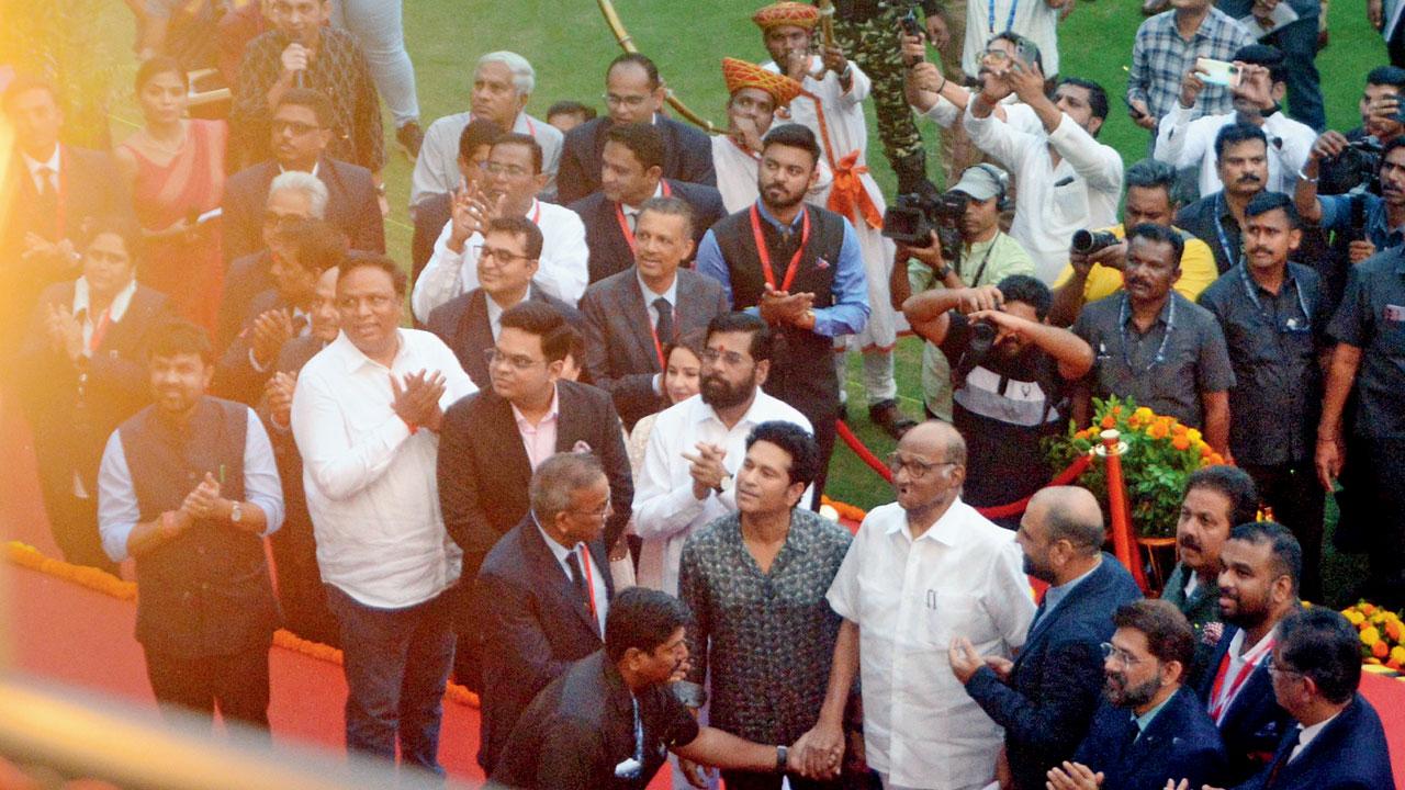 The statue unveiling attracted many onlookers at Wankhede. Pics/Satej Shinde
