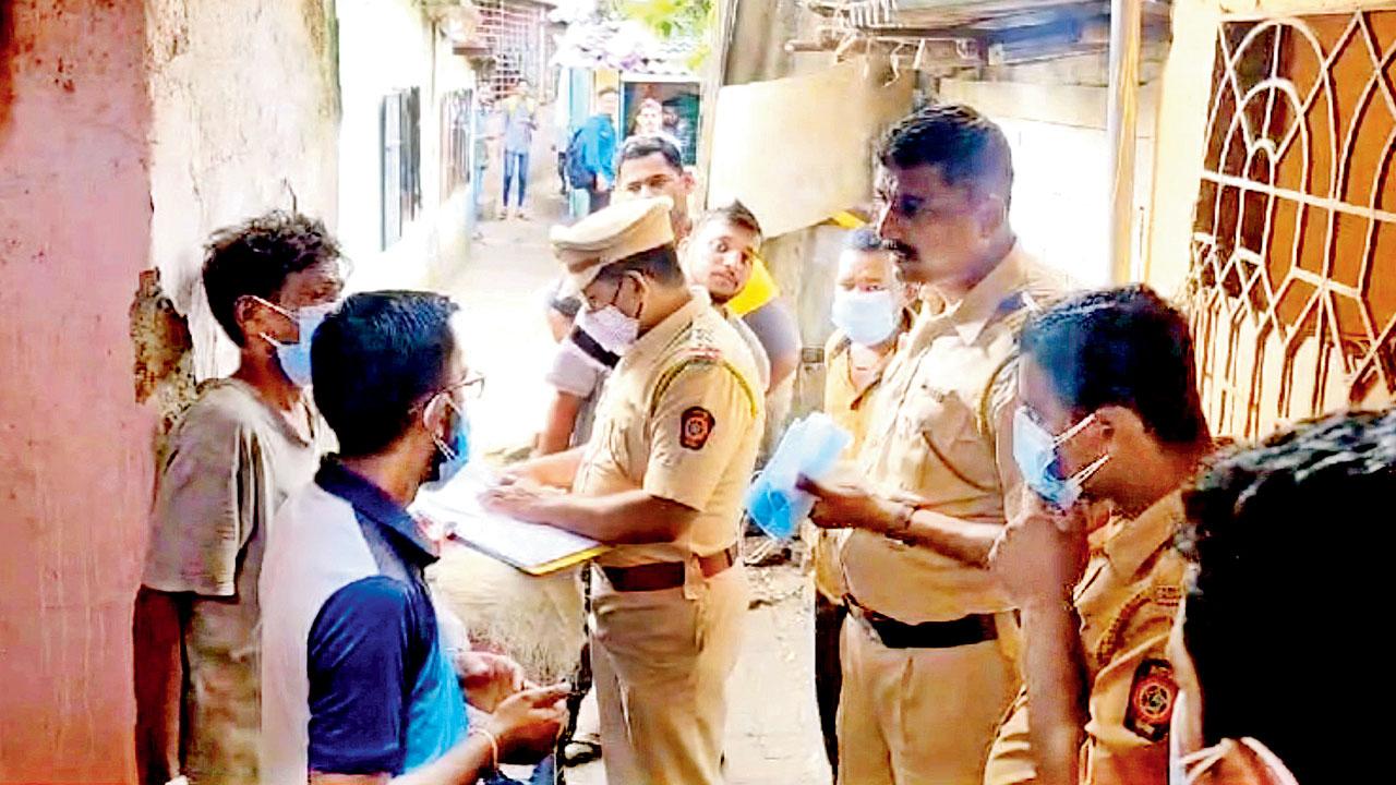 Tulinj police speaking to residents after the decomposed body of a murdered woman was found in chawl in Nalasopara East. Pic/Hanif Patel