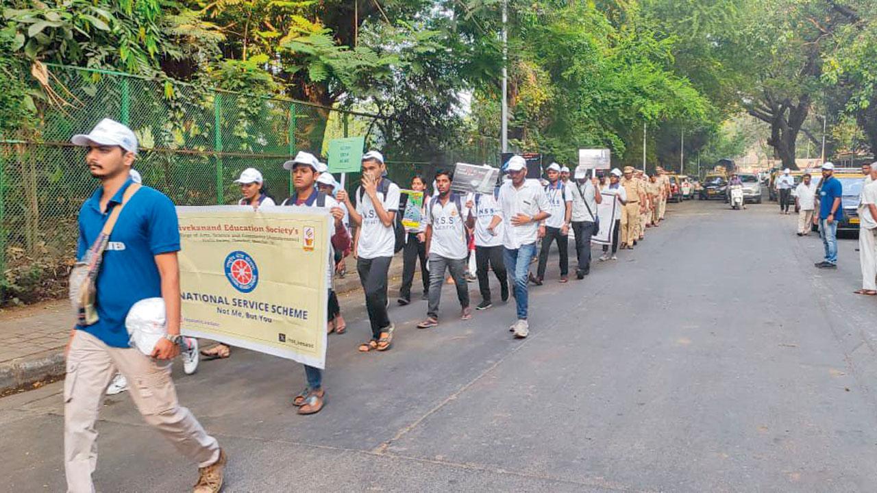 Pune based NGO Parisar along with United Way Mumbai in collaboration with the Maharashtra transport department organised a silent march on Sunday near RTO Tardeo