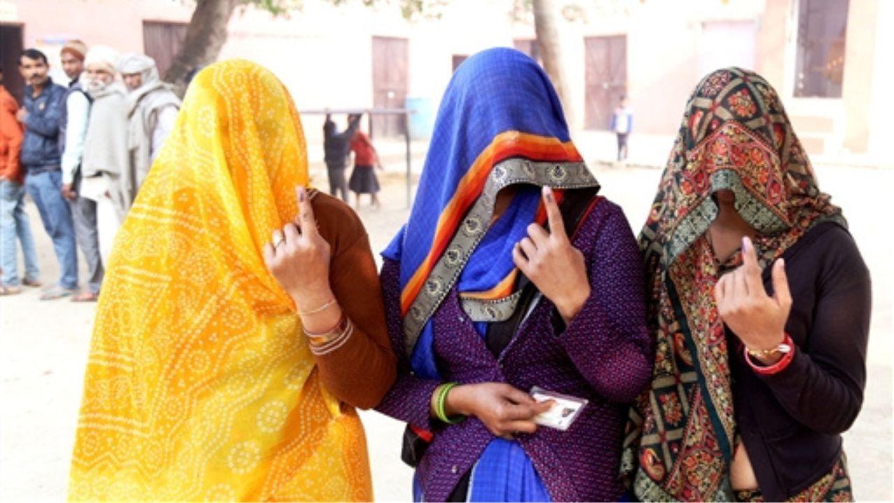 A significant turnout was observed at polling booths in Jaipur, with citizens of various age groups showing keen interest and arriving early to exercise their voting rights.
