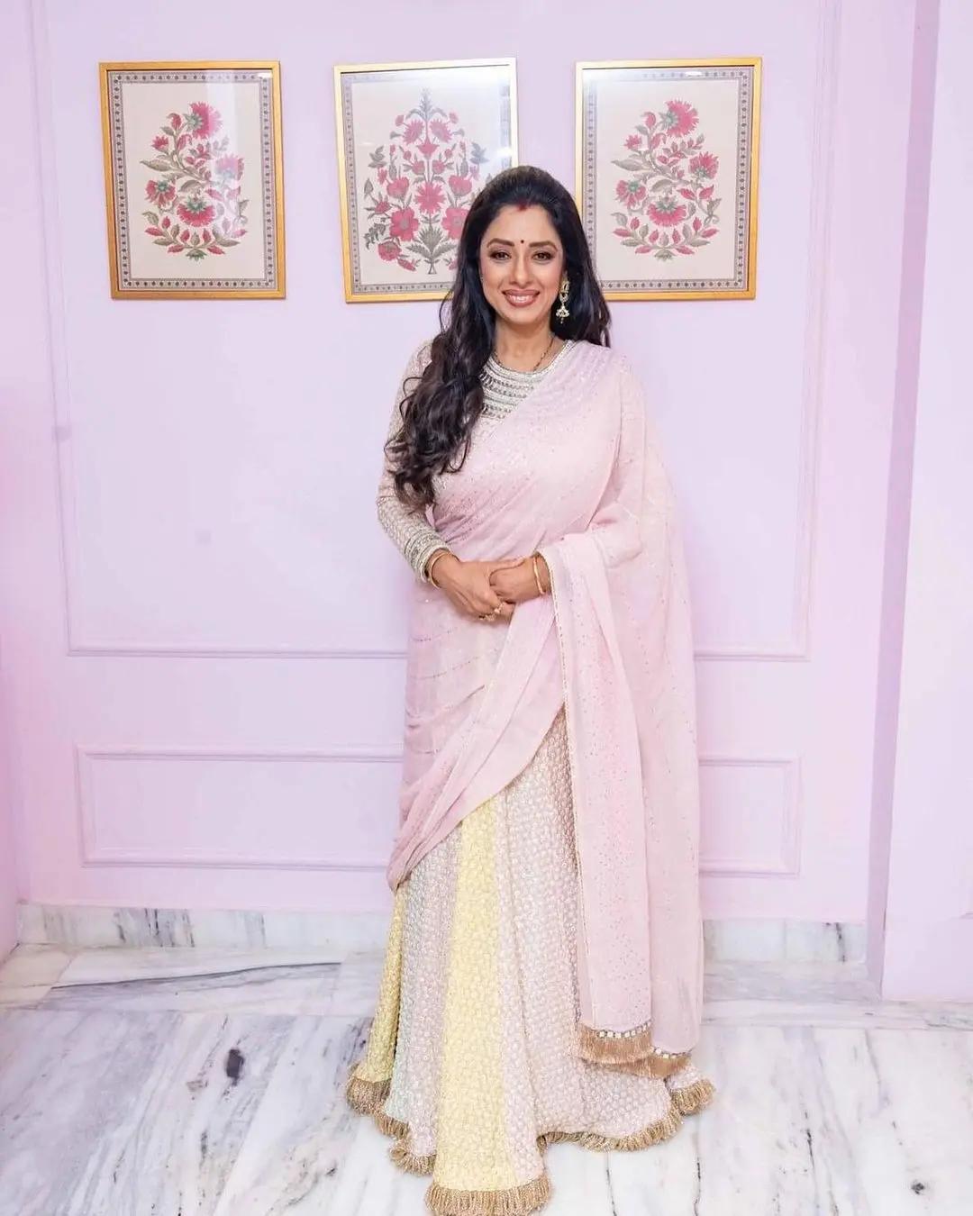 The saree features a captivating contrast – a pristine white blouse perfectly harmonizing with a vibrant pink pallu. The full-sleeved white blouse adds a touch of modest sophistication to the ensemble, creating a balanced and poised look.