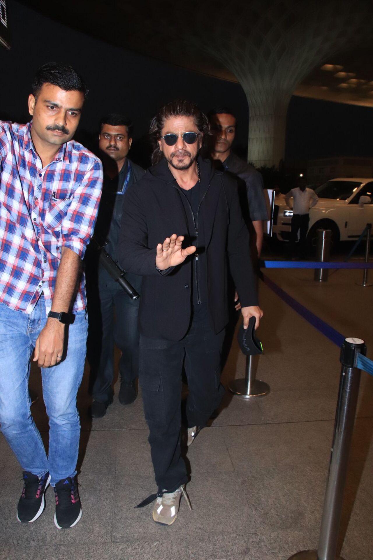Shah Rukh Khan was spotted at Mumbai airport. He was surrounded by paparazzi on his arrival