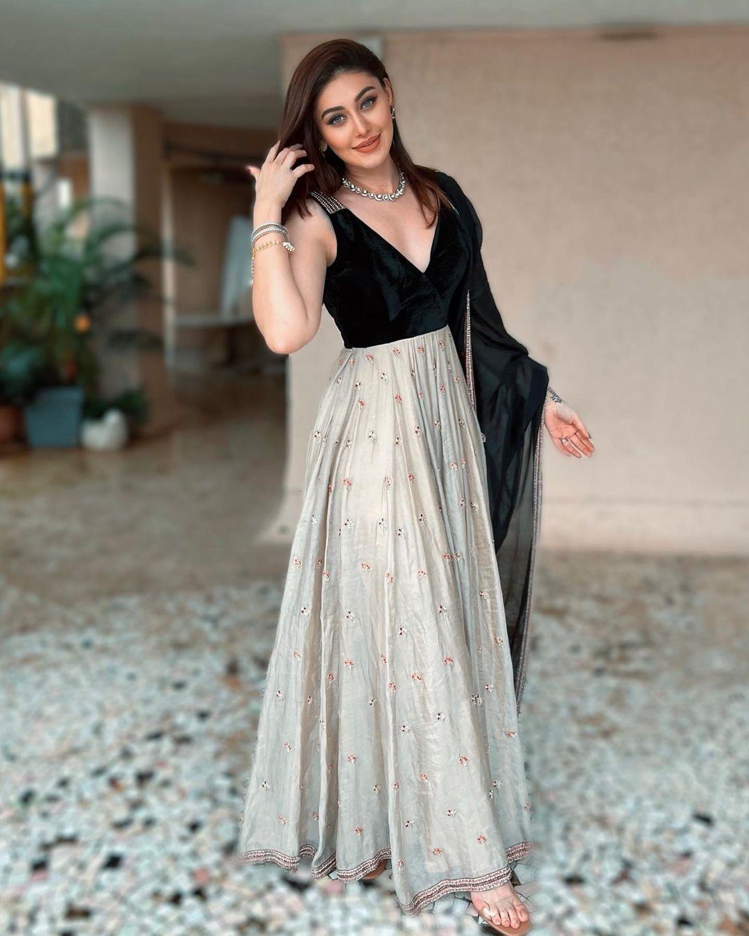 Is your mom forcing you to attend a wedding and you are in no mood to wear heavy dresses? Go ace the party look with Shefali's gorgeous yet simple kurta set