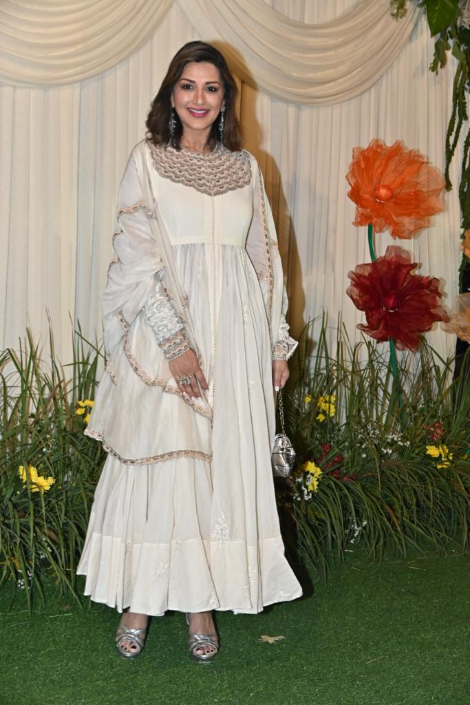 Sonali Bendre opted for a beautiful kurta with an embroidered neck, paired with matching bottoms