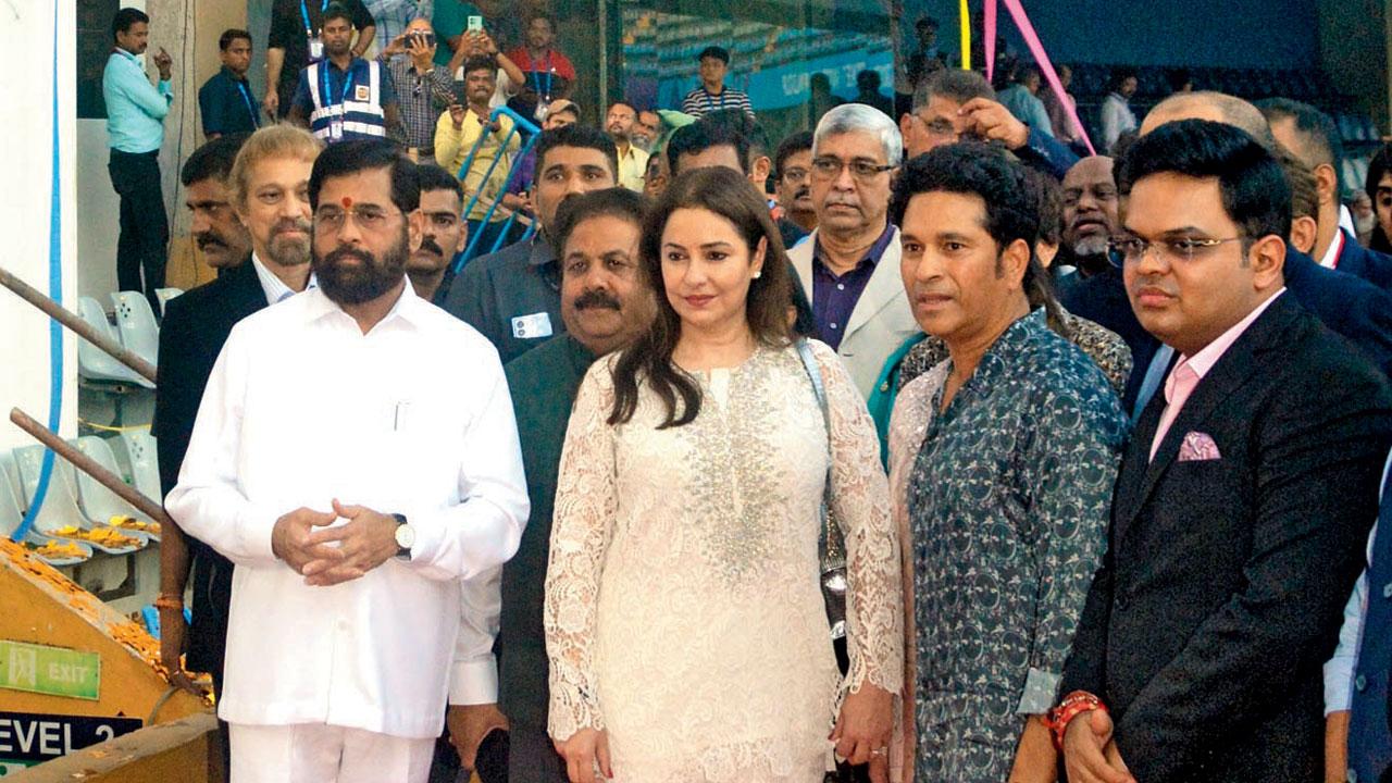Tendulkar with his family and Maharashtra CM Eknath Shinde