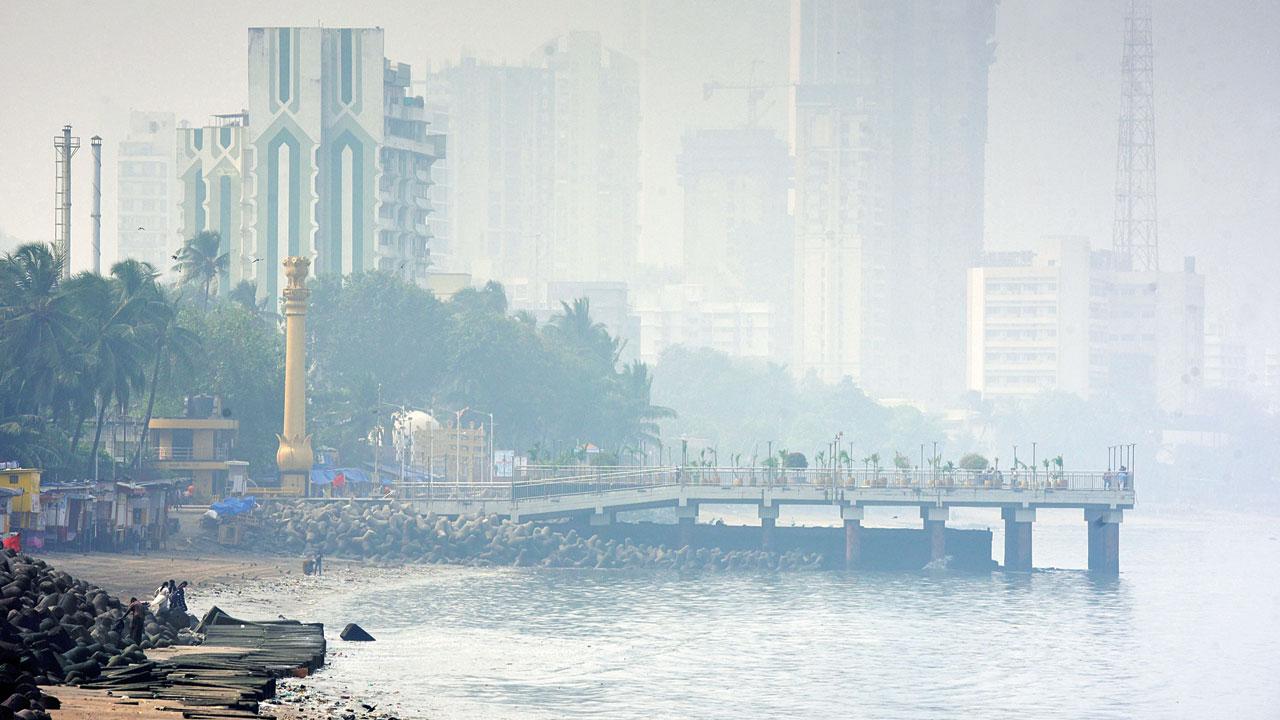 Heavy smog cover at Dadar in Mumbai. File Pic/Shadab Khan