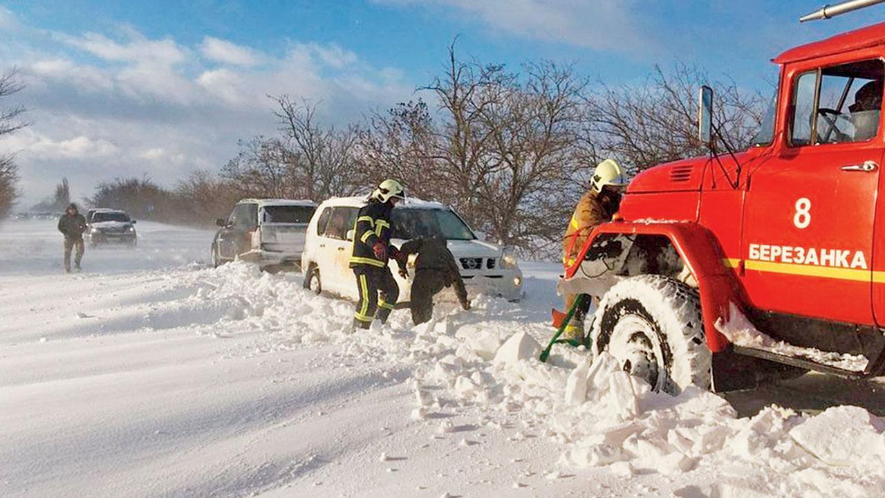 Ten killed, 2,500 rescued as heavy snowstorm batters Ukraine
