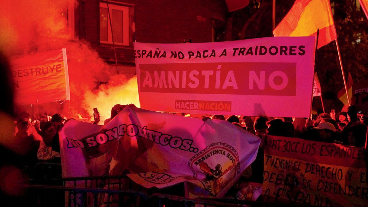 Protestors in Spain clash with cops for second night over govt’s amnesty talks with Catalans