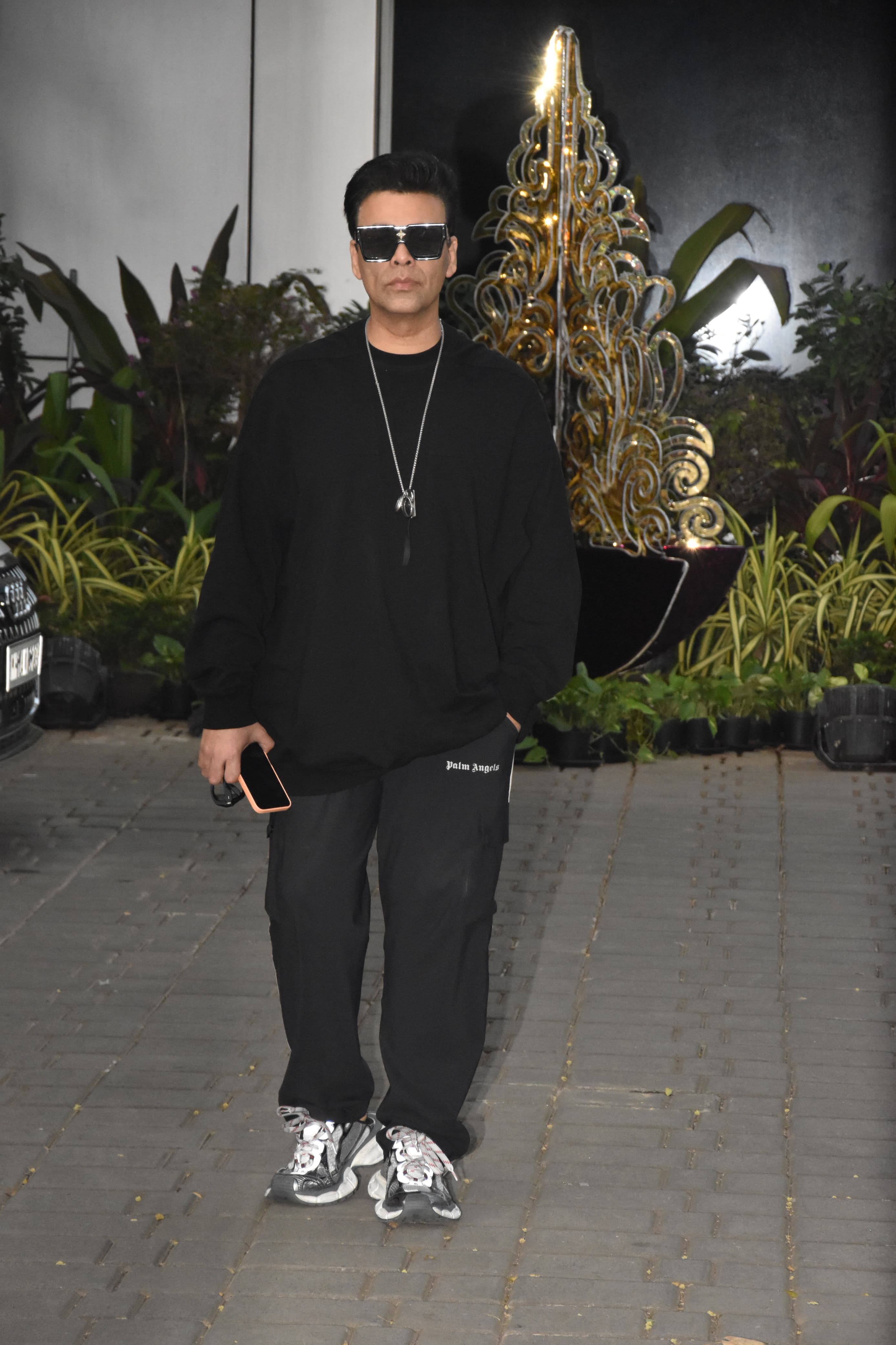Karan Johar looked handsome in all black outfit