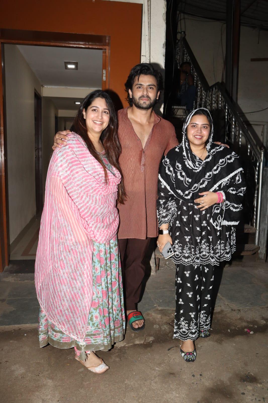 Dipika Kakkar, Shoaib Ibrahim and Saba Ibrahim posed for the paparazzi as the were spotted in the city