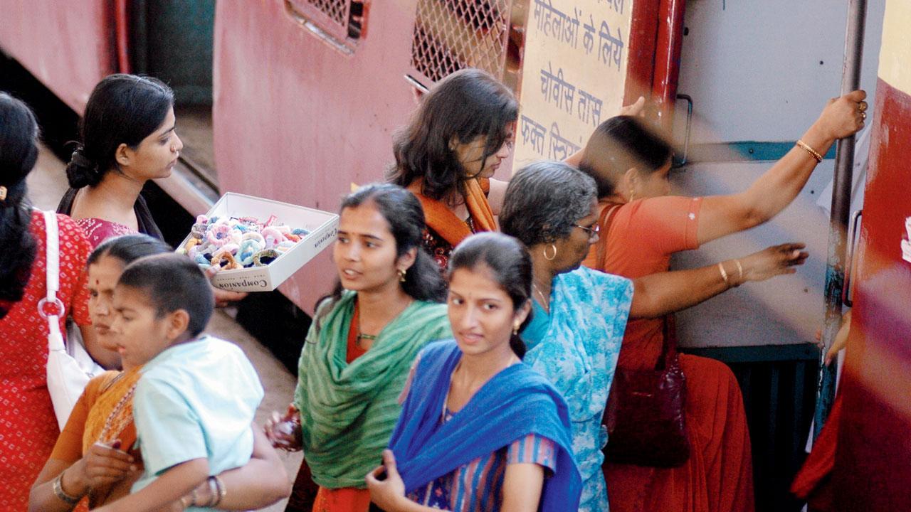Mumbai: Commuters’ dismay, hawkers’ delight