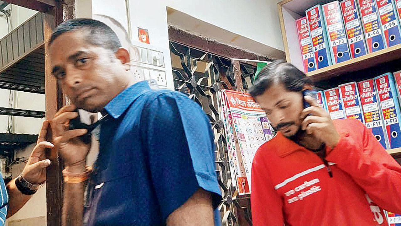 The accused (centre) Sachin Patil, a Kalyan-based brick kiln owner, and (right) his accomplice Manohar Bhagwan Hilim. Pics/Hanif Patel