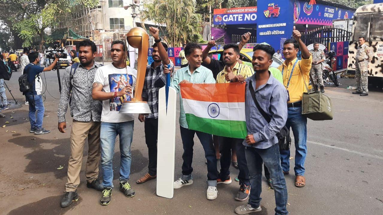 Some fans brought with them sculptures of the World Cup trophy, bats and what not along with them. 