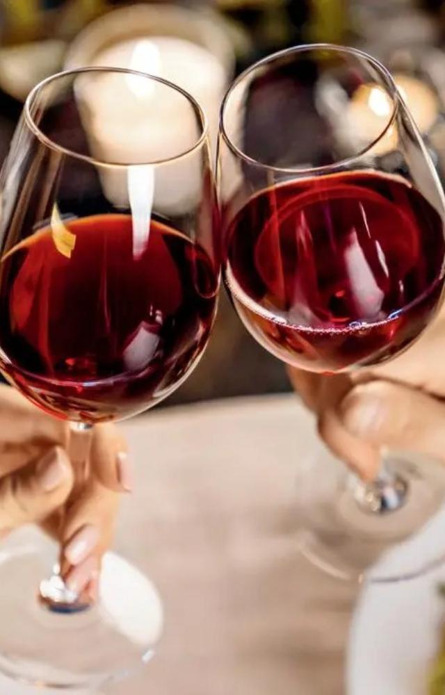 The wine has red fruit flavours on the nose and palate like strawberry, cherries and raspberries. The tannins are very supple, with a long and pleasant finish