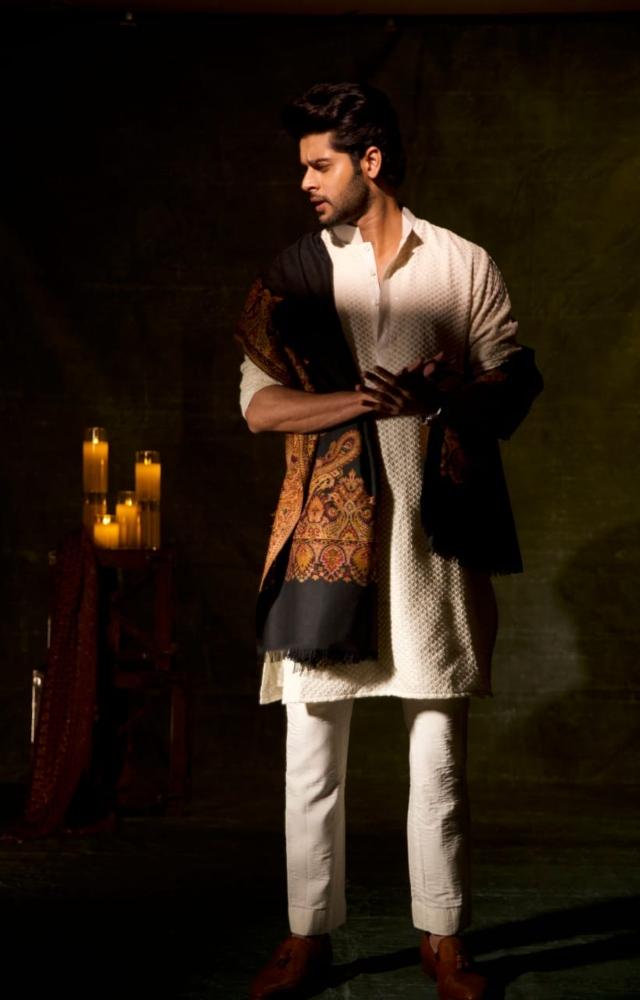 Abhimanyu Dassani wore a white-on-white. He added a pop of colour with an exquisite shawl to give it a festive touch